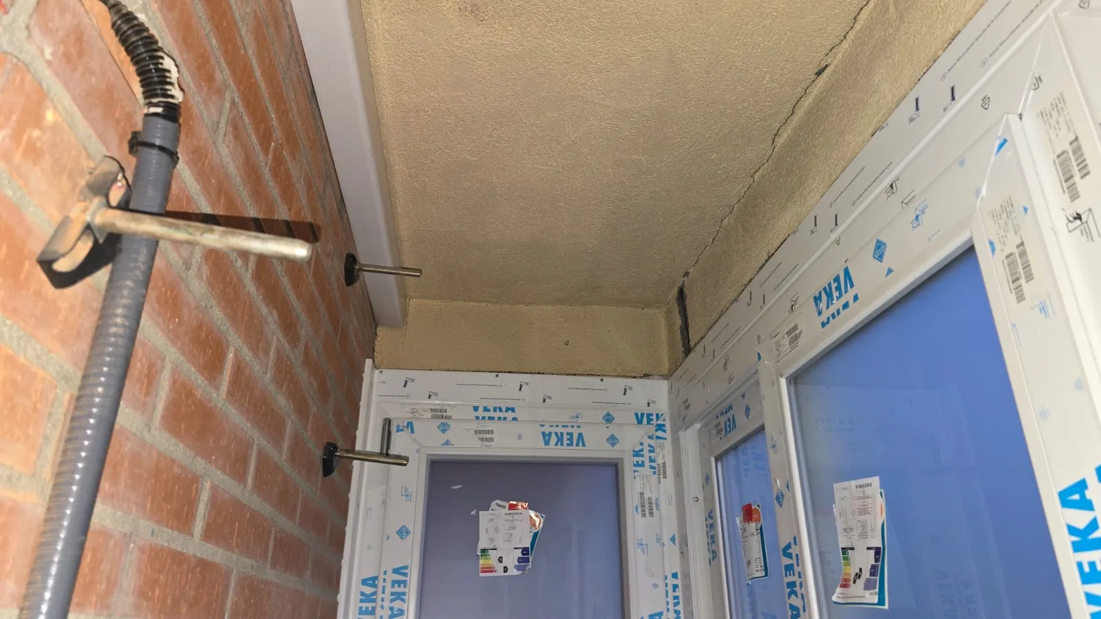 Instalación de ventanas de PVC y aluminio de alta eficiencia térmica - v 21